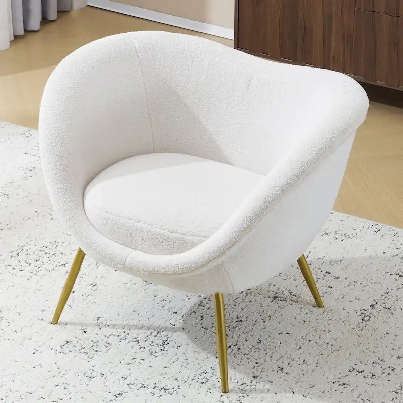 Fauteuil de salon moderne rembourré en peluche avec dossier incurvé et pieds dorés.