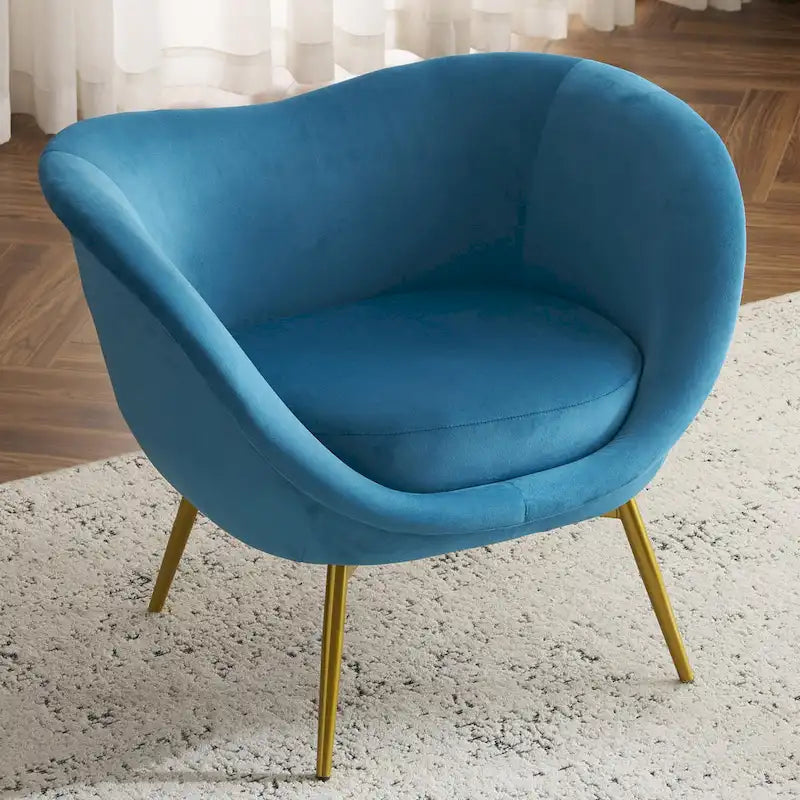 Fauteuil de salon moderne rembourré en peluche avec dossier incurvé et pieds dorés.