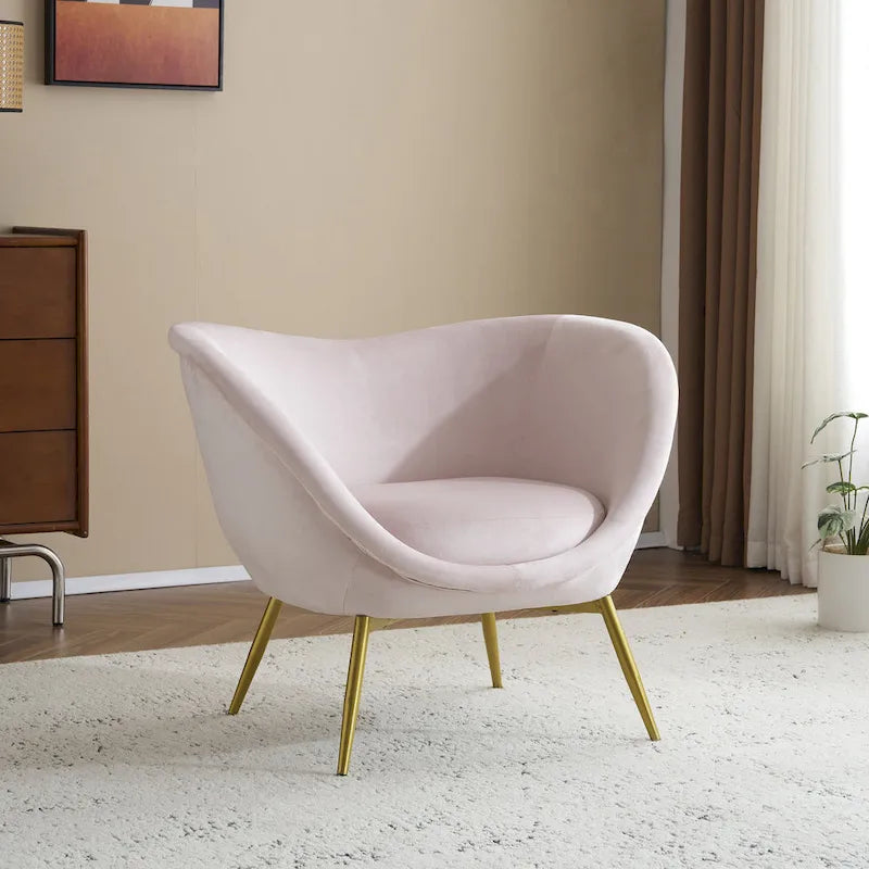 Fauteuil de salon moderne rembourré en peluche avec dossier incurvé et pieds dorés.