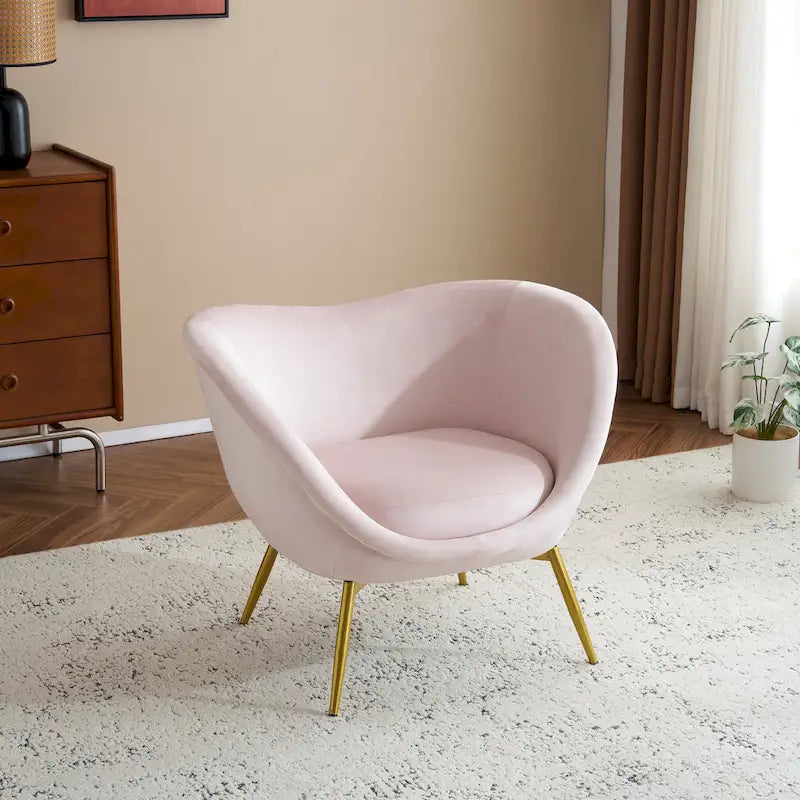 Fauteuil de salon moderne rembourré en peluche avec dossier incurvé et pieds dorés.