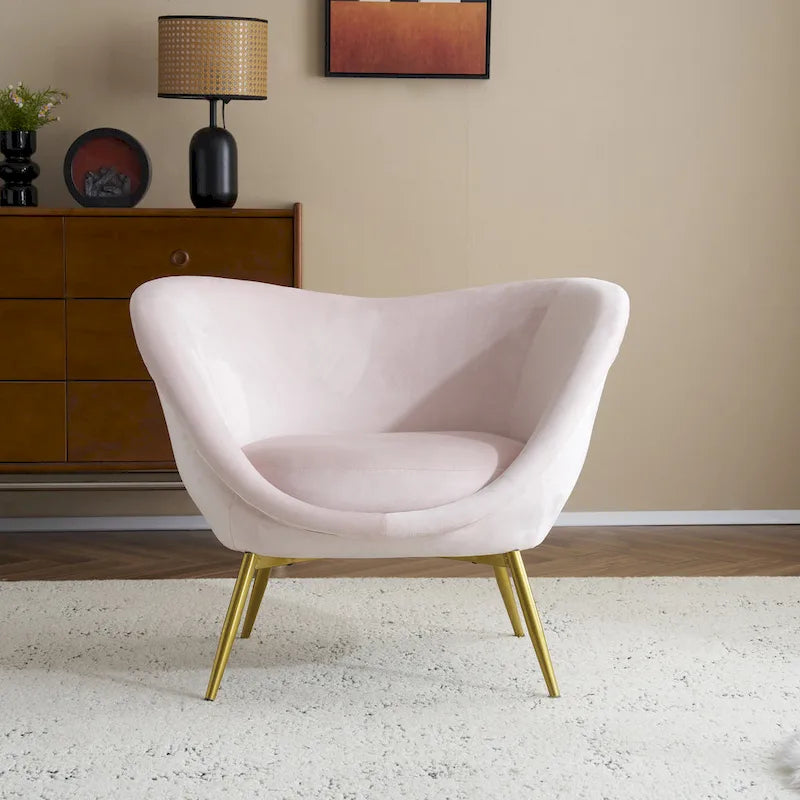 Fauteuil de salon moderne rembourré en peluche avec dossier incurvé et pieds dorés.