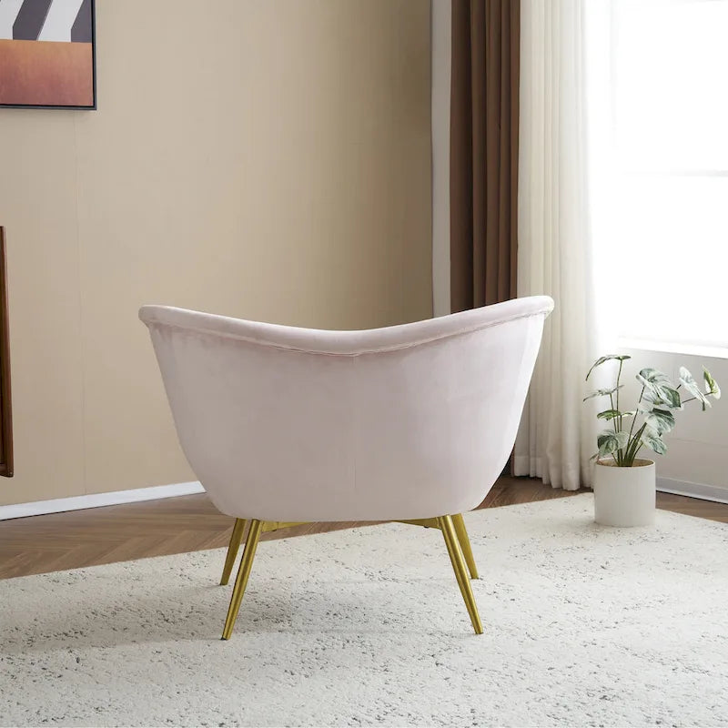 Fauteuil de salon moderne rembourré en peluche avec dossier incurvé et pieds dorés.