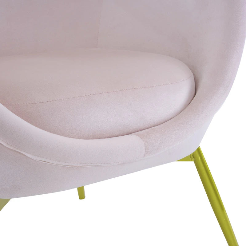 Fauteuil de salon moderne rembourré en peluche avec dossier incurvé et pieds dorés.