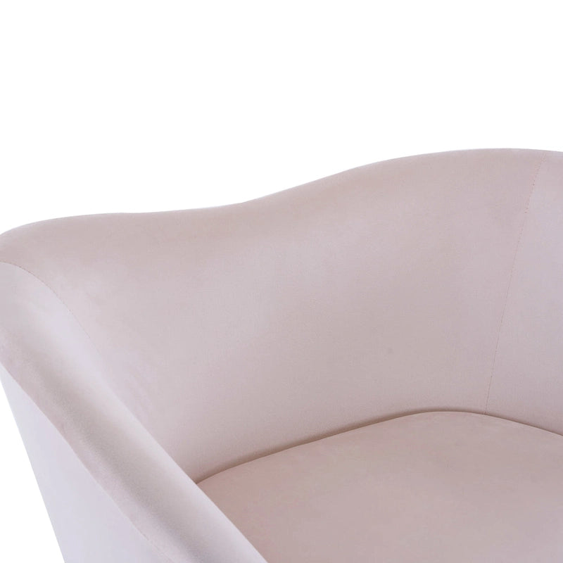 Fauteuil de salon moderne rembourré en peluche avec dossier incurvé et pieds dorés.