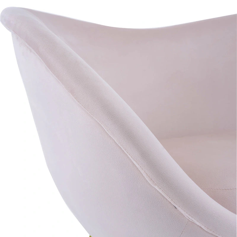 Fauteuil de salon moderne rembourré en peluche avec dossier incurvé et pieds dorés.