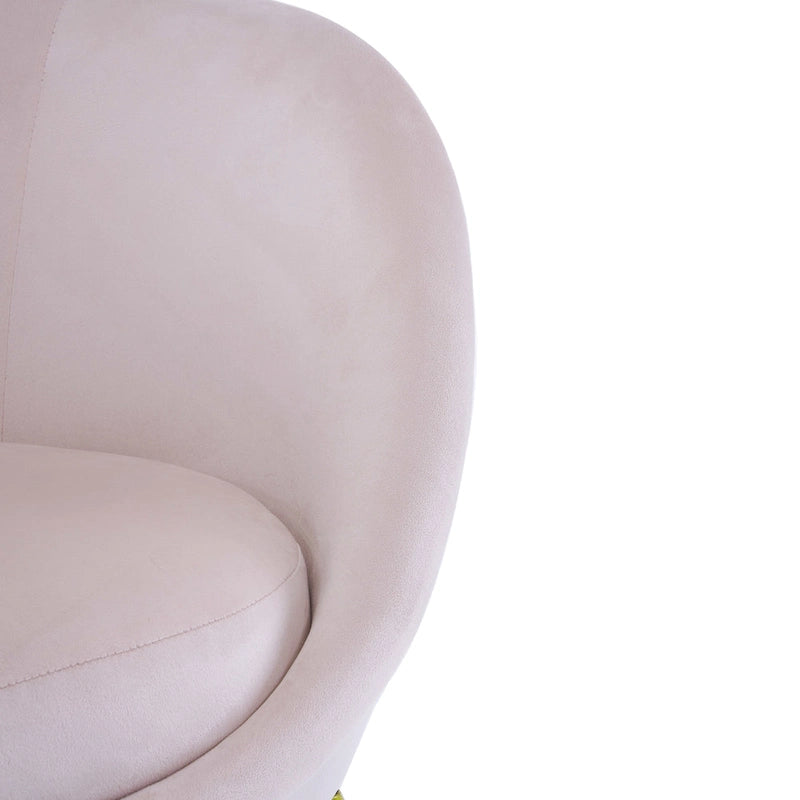Fauteuil de salon moderne rembourré en peluche avec dossier incurvé et pieds dorés.