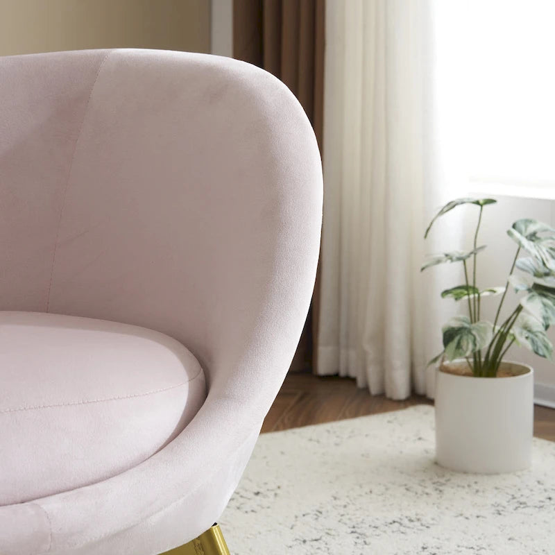Fauteuil de salon moderne rembourré en peluche avec dossier incurvé et pieds dorés.