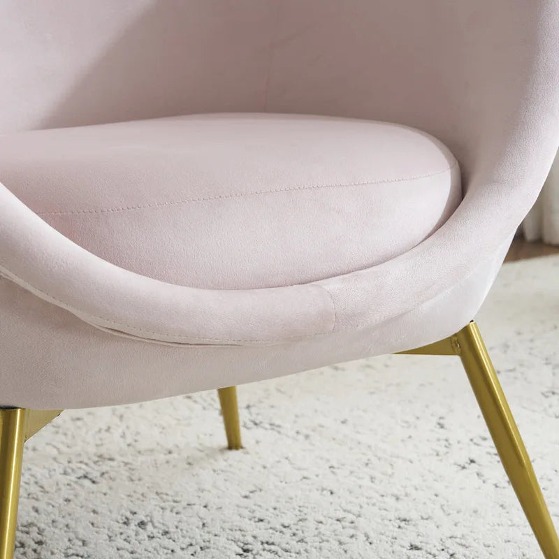 Fauteuil de salon moderne rembourré en peluche avec dossier incurvé et pieds dorés.