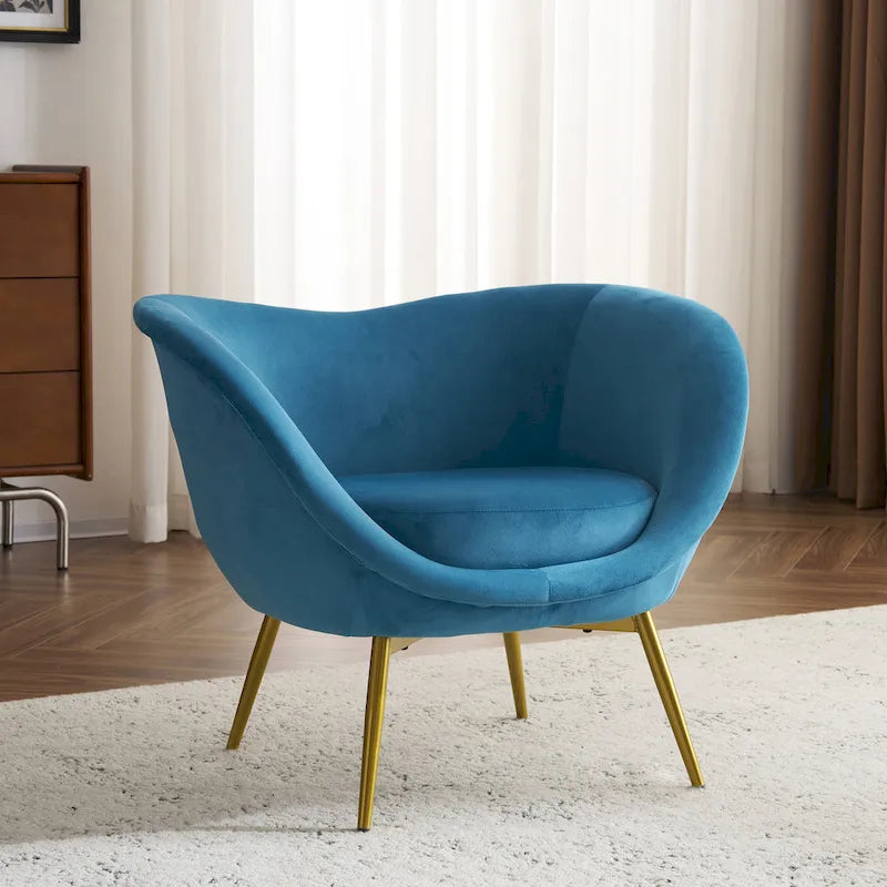 Fauteuil de salon moderne rembourré en peluche avec dossier incurvé et pieds dorés.