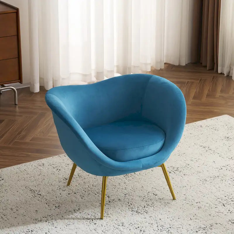 Fauteuil de salon moderne rembourré en peluche avec dossier incurvé et pieds dorés.
