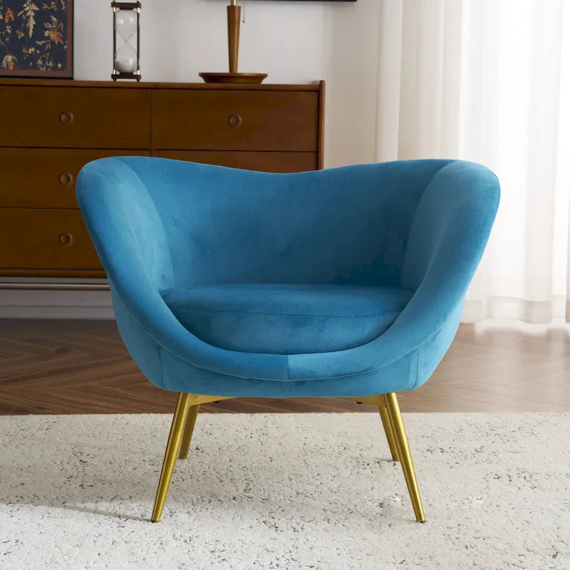 Fauteuil de salon moderne rembourré en peluche avec dossier incurvé et pieds dorés.