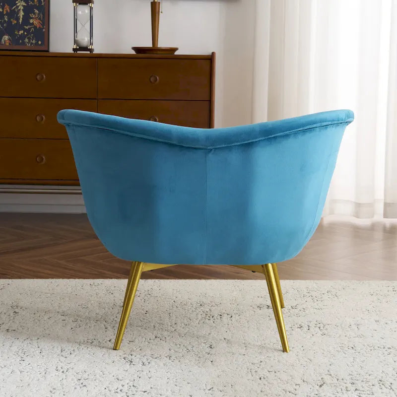 Fauteuil de salon moderne rembourré en peluche avec dossier incurvé et pieds dorés.