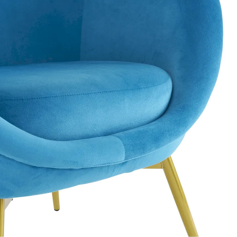 Fauteuil de salon moderne rembourré en peluche avec dossier incurvé et pieds dorés.