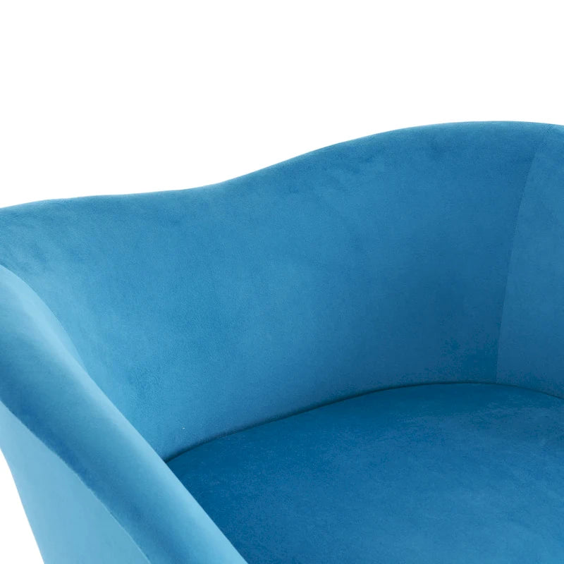 Fauteuil de salon moderne rembourré en peluche avec dossier incurvé et pieds dorés.