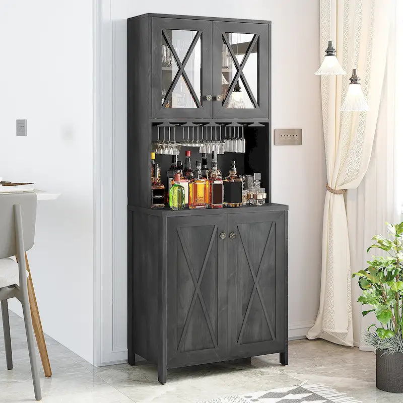 Le comptoir de bar de style ferme sert à ranger les boissons et les verres.