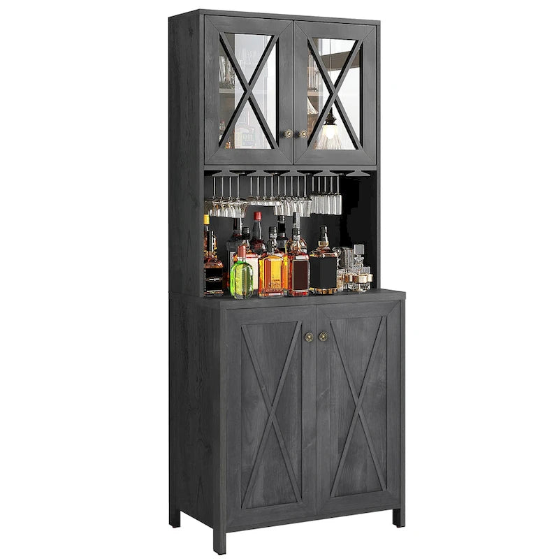 Le comptoir de bar de style ferme sert à ranger les boissons et les verres.