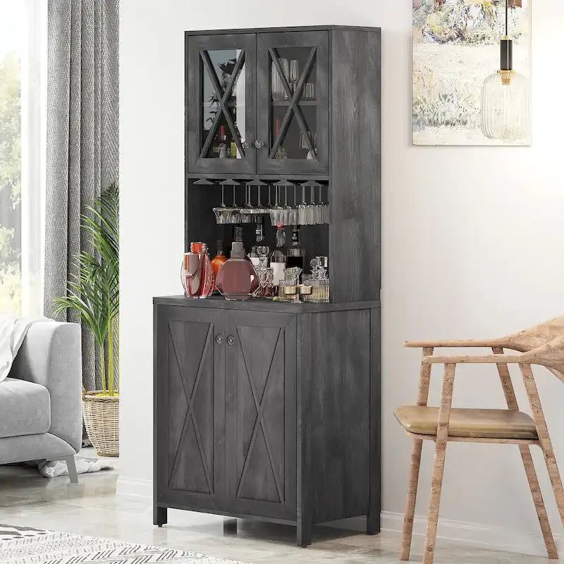 Le comptoir de bar de style ferme sert à ranger les boissons et les verres.