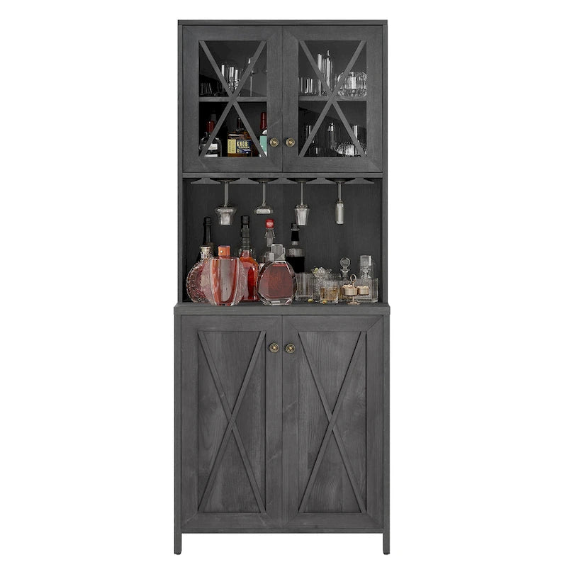 Le comptoir de bar de style ferme sert à ranger les boissons et les verres.