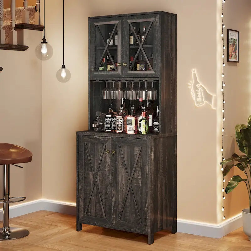 Le comptoir de bar de style ferme sert à ranger les boissons et les verres.