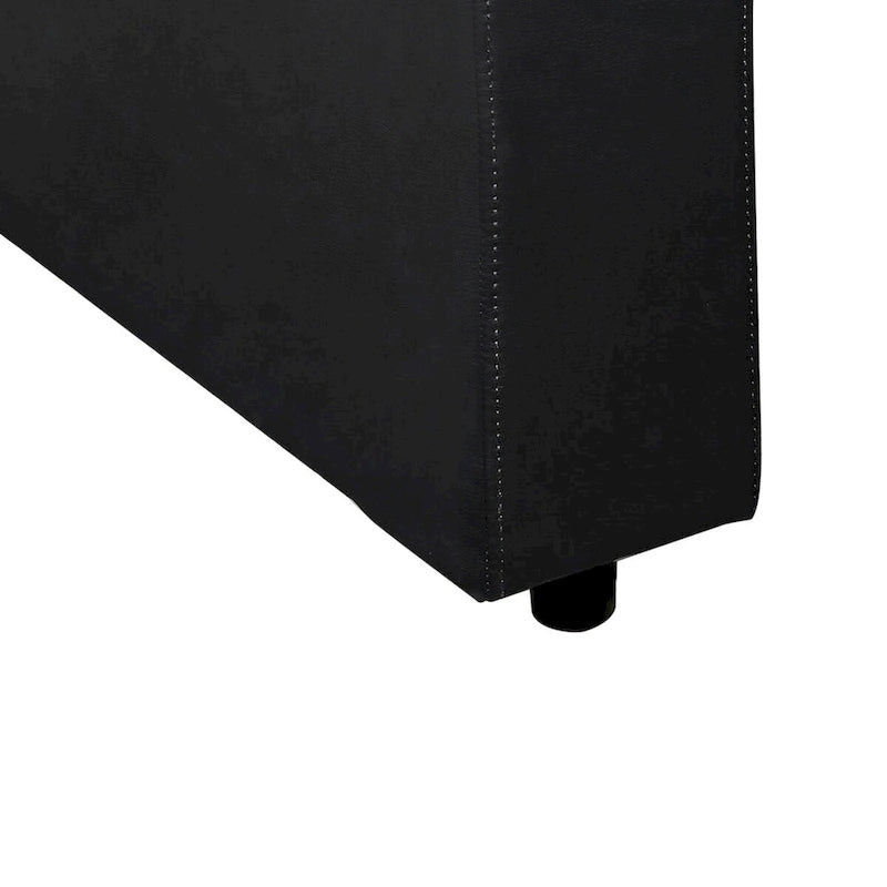 La console centrale est dotée de similicuir et de deux porte-gobelets métalliques amovibles.